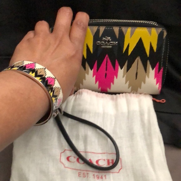 Beautiful Coach wristlet and matching Coach bracelet - Picture 5 of 13